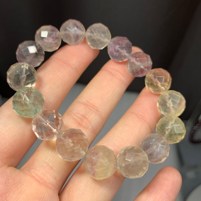 b201優しい色合い✩フローライトカットブレスレット