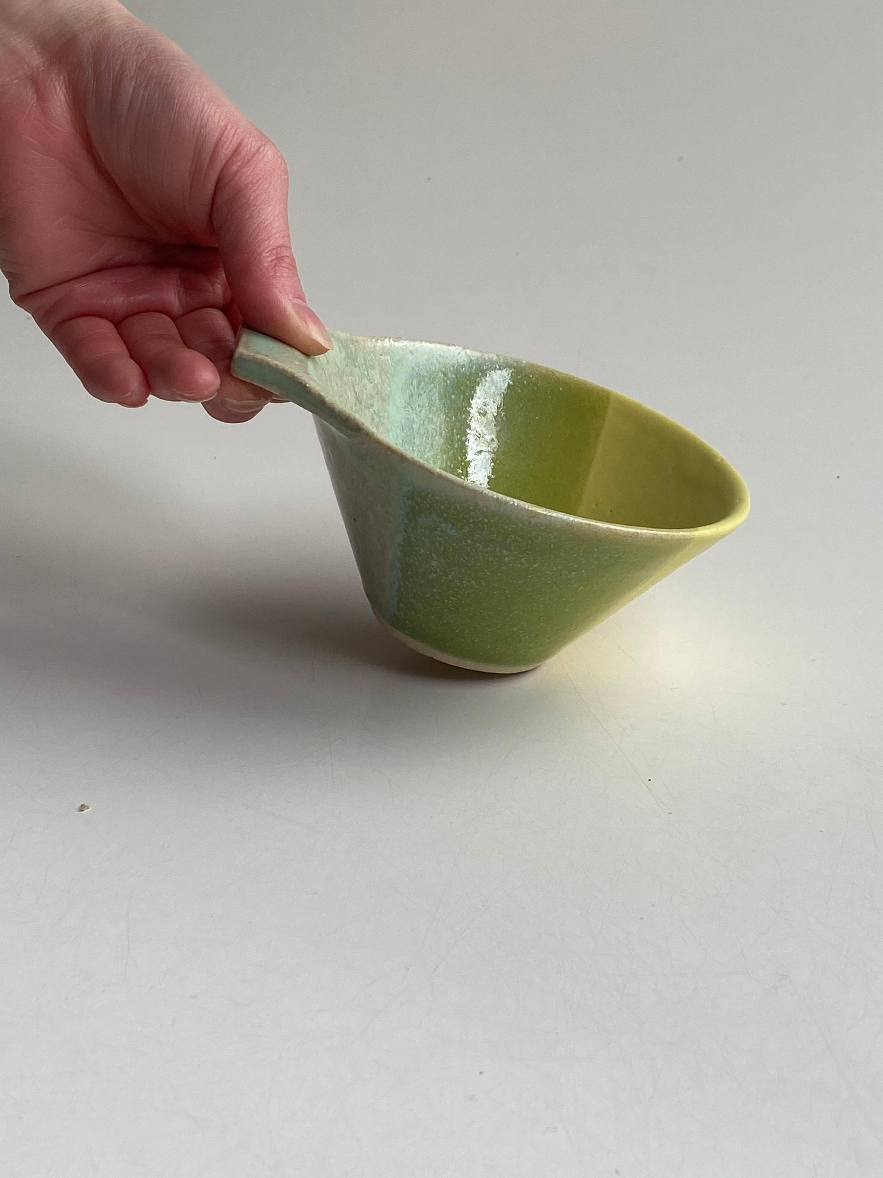 小鉢　ライム / レンジ・食洗機可 / 　mod-25 小鉢 和食器 おしゃれ 可愛い モダン カラフル 小さめ ダイエット 茶碗 とんすい パフェ スープカップ 離乳食 取手 取手付き ギフト プレゼント 出産祝い 内祝い お祝い 記念日 お食い初め デビュー 陶器  「おやつ カップ 」