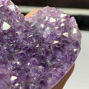 4.ハートアメジストクラスターに住み着いているフローライトハリネズミさん