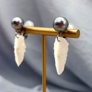 チョウザメ鱗漆黒耳飾り