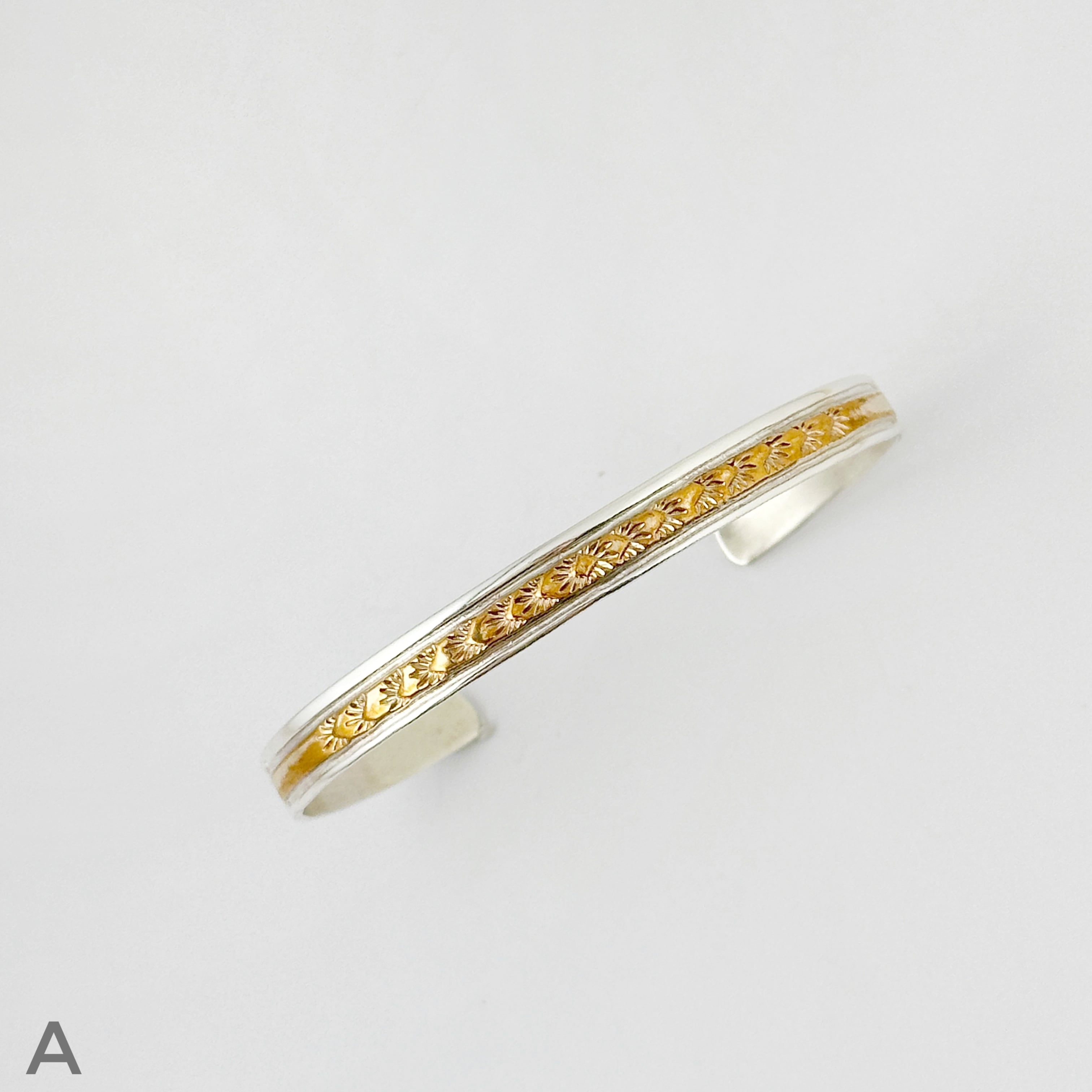 シルバー バングル 中央の金色ボタン付き Indian Jewelry 》Silver x Gold Coating 6mm幅 コンビ スタンプワーク