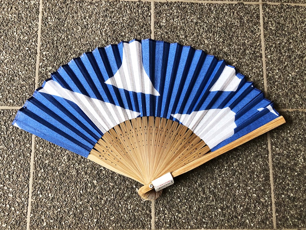注染竹扇子 blueleaf | 手染色の魅力を伝える breezyblue
