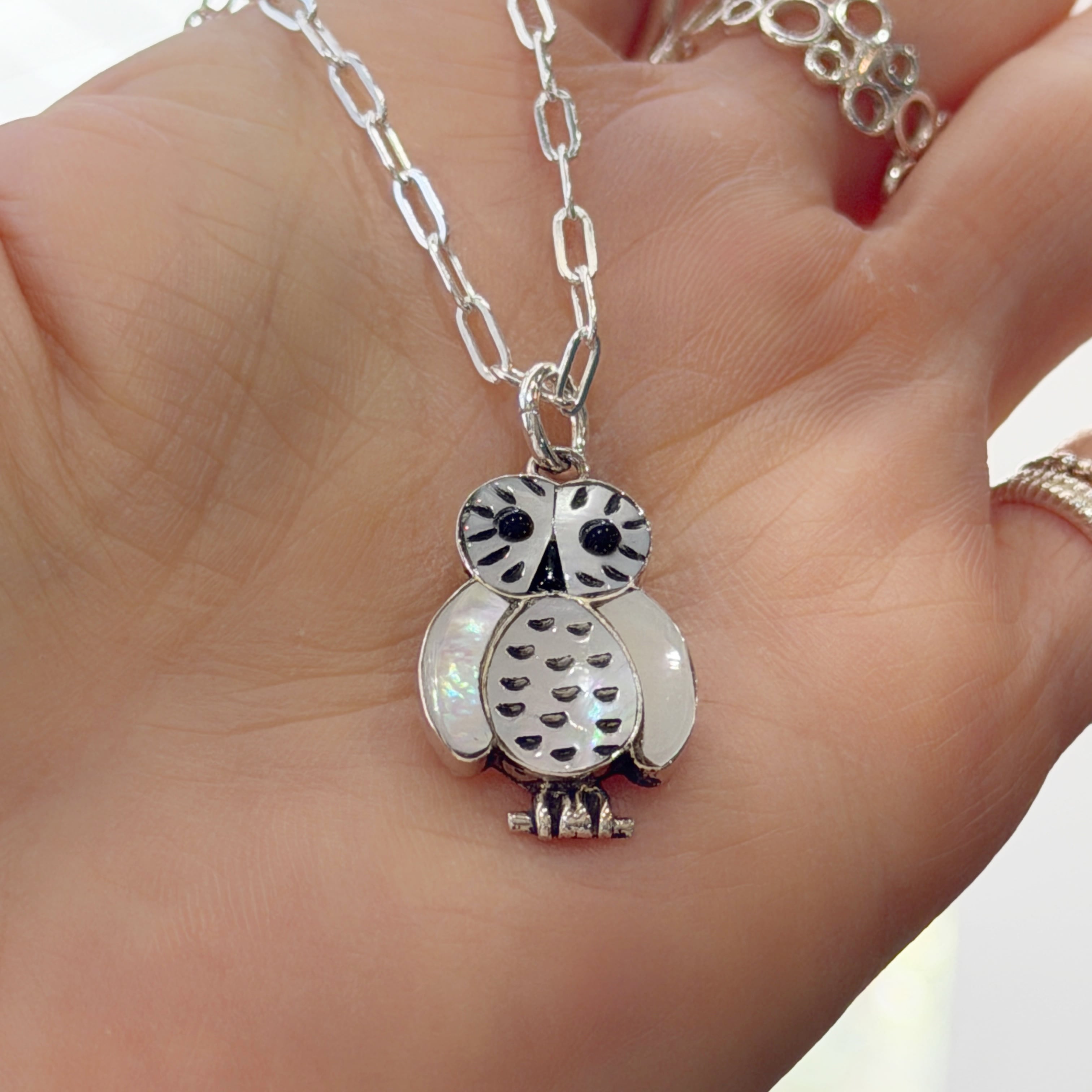 インディアンジュエリー ネックレスペンダントトップ フクロウ 再入荷】《Indian Jewelry 》ZUNI フクロウ ホワイト シェル