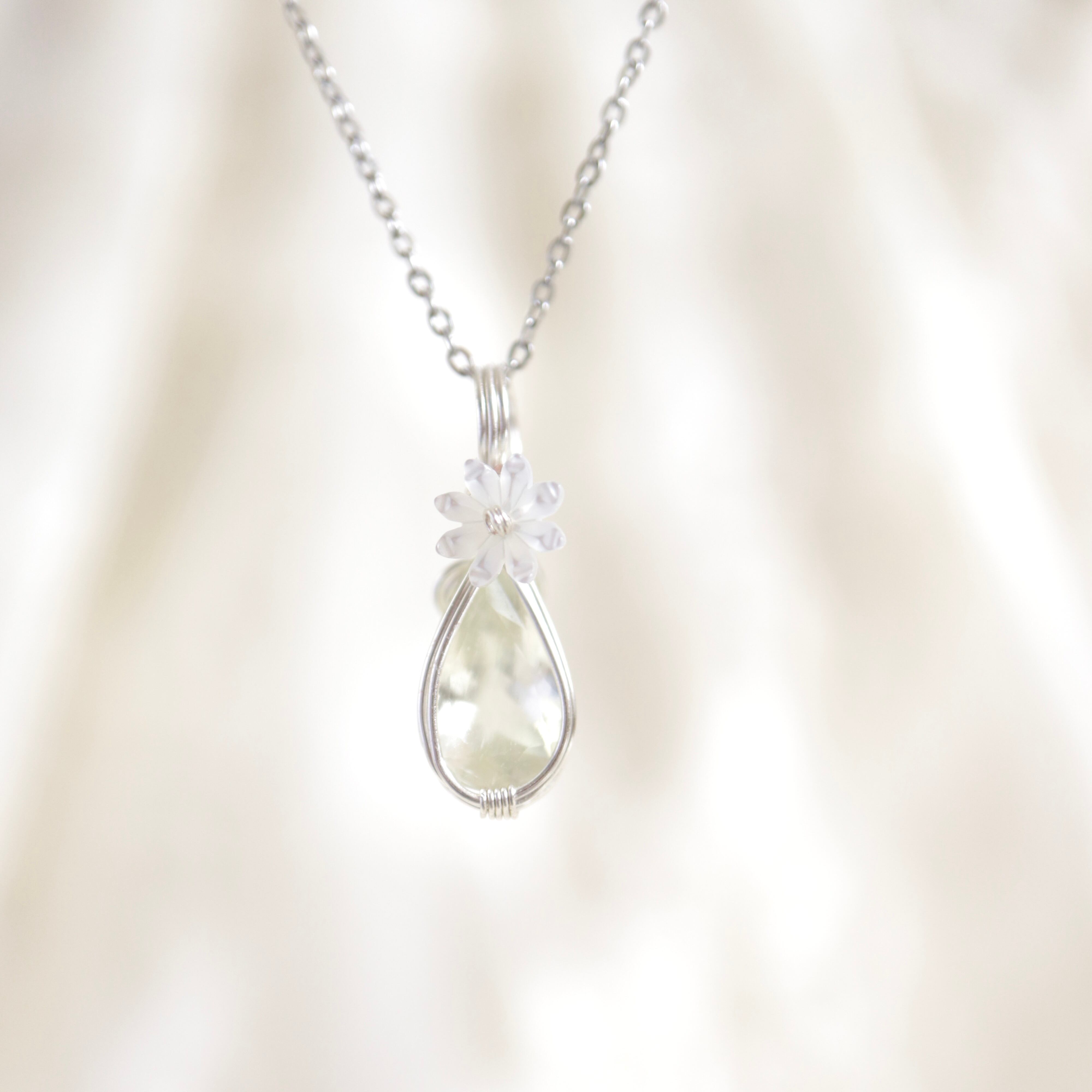 【1点もの】リビアングラスの小ぶりペンダント《手のひらの星屑》|宇宙に願いを込める希少天然石