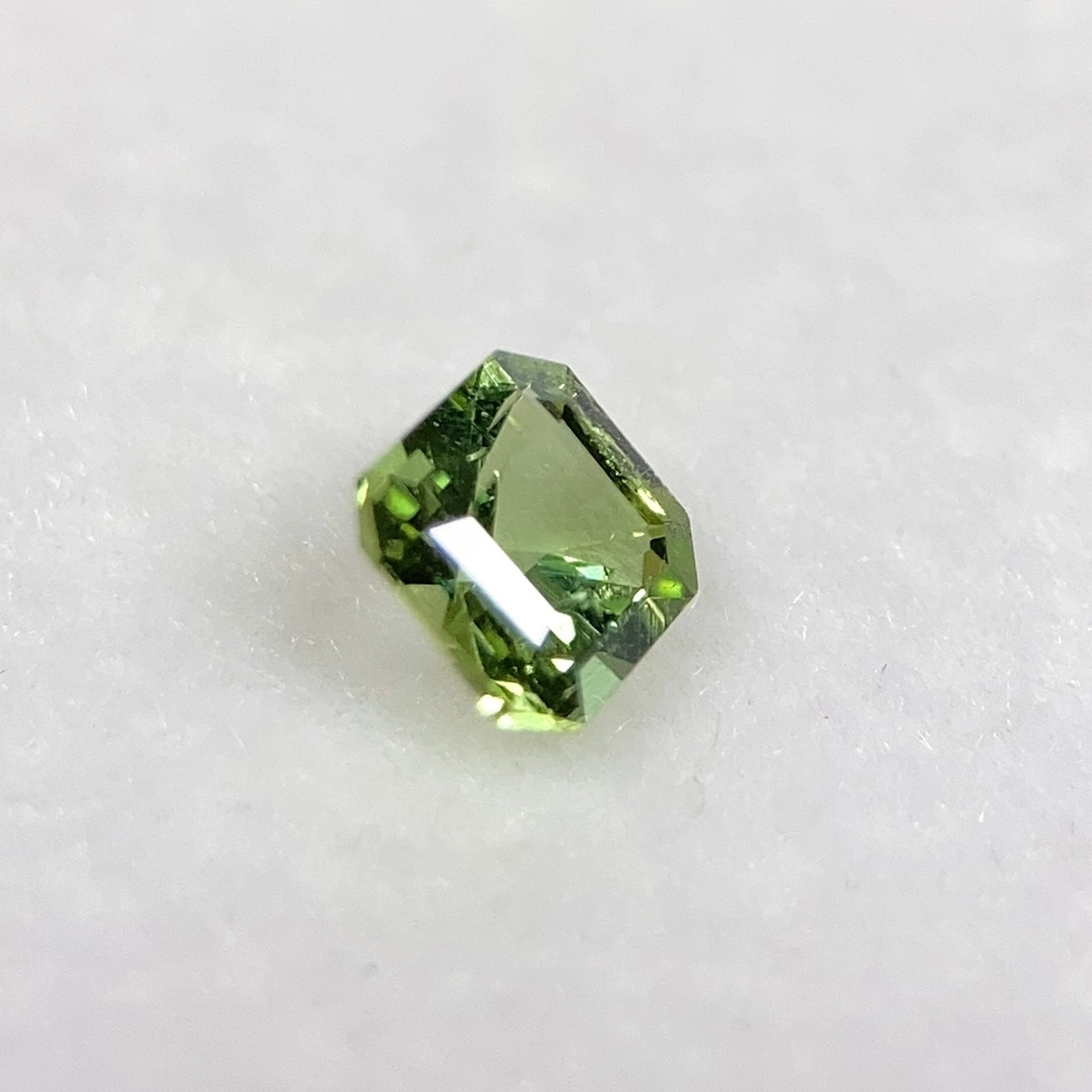 トルマリンの角砂糖  約3.7mm*3.8mm H2.5mm r-0413
