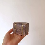 旅行バッグのような石のケース