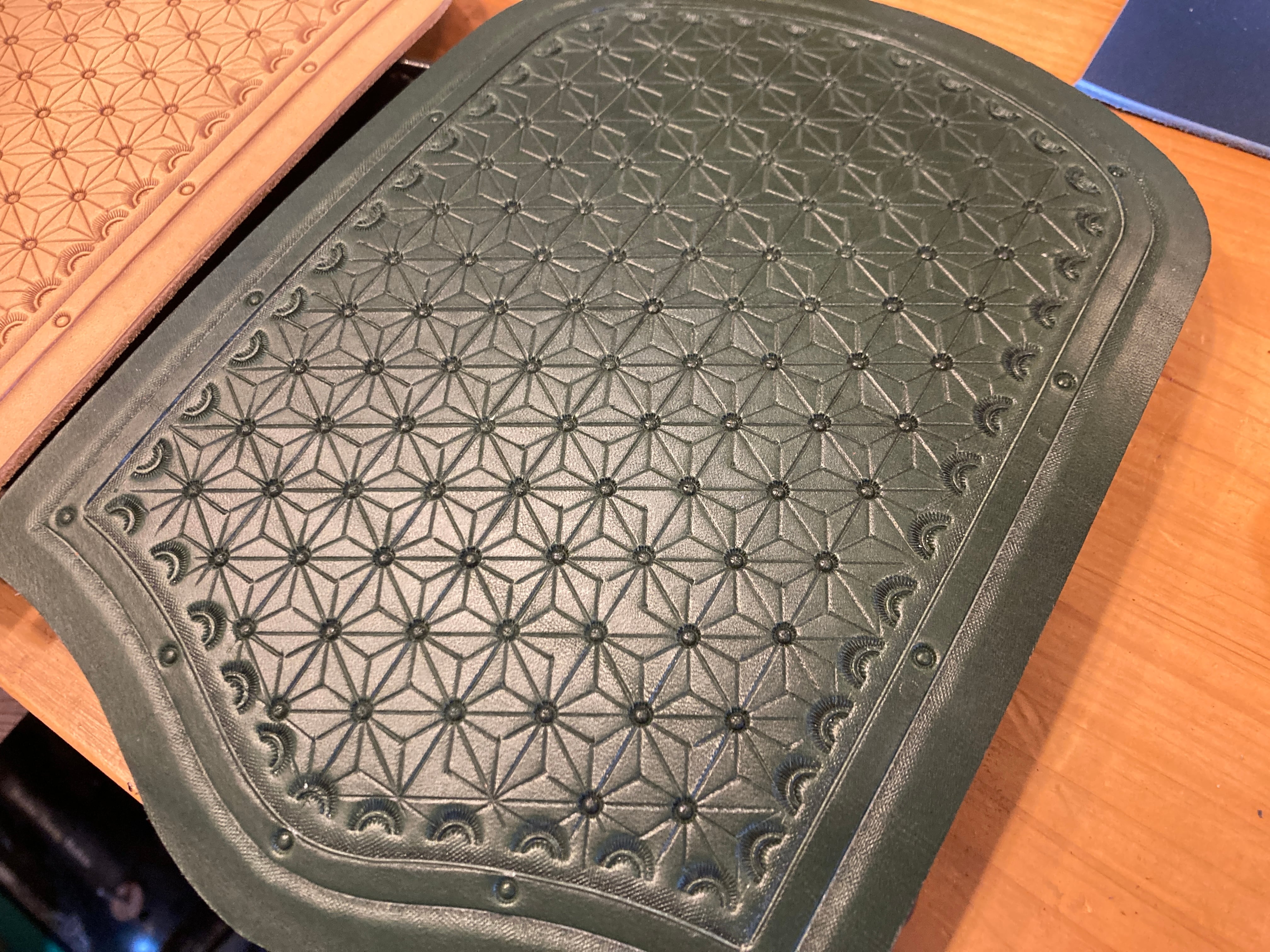 ポストマンバック（麻柄カービング）】 | LEATHER WORK MAKE(レザー