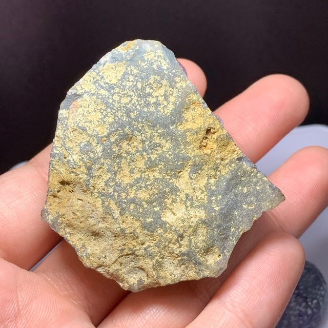 1.ウルグアイ産アメジストクラスターに住み着いているフローライトハリネズミさん