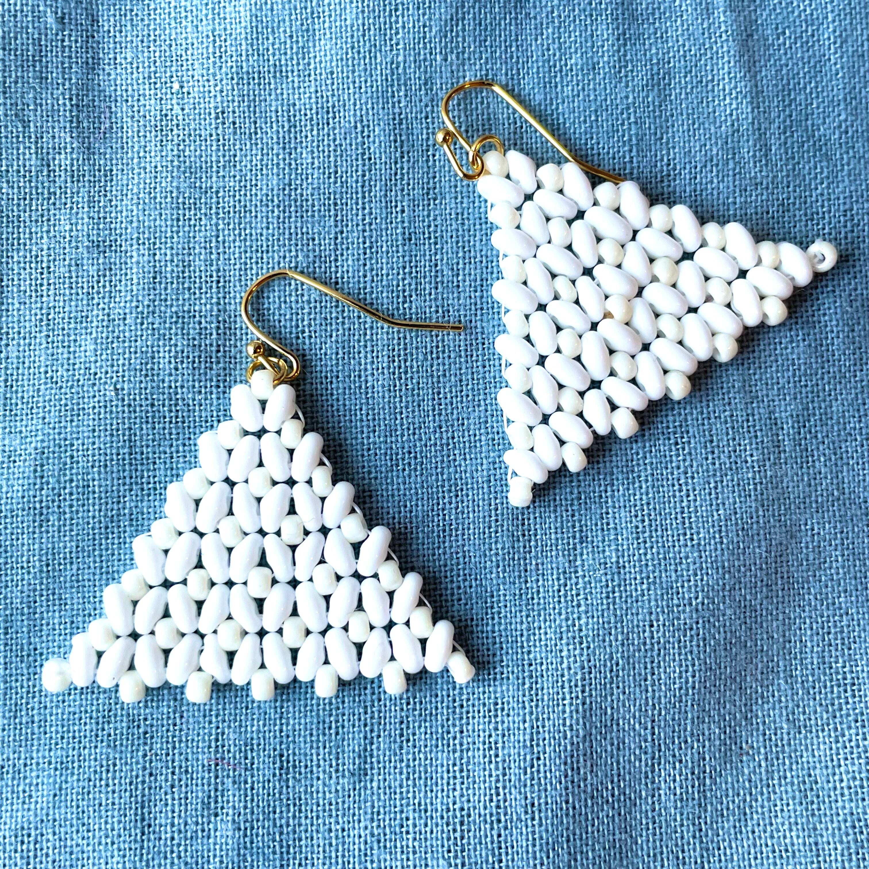 チェコビーズ ツイン大きな三角 ホワイト／アイボリー ピアス