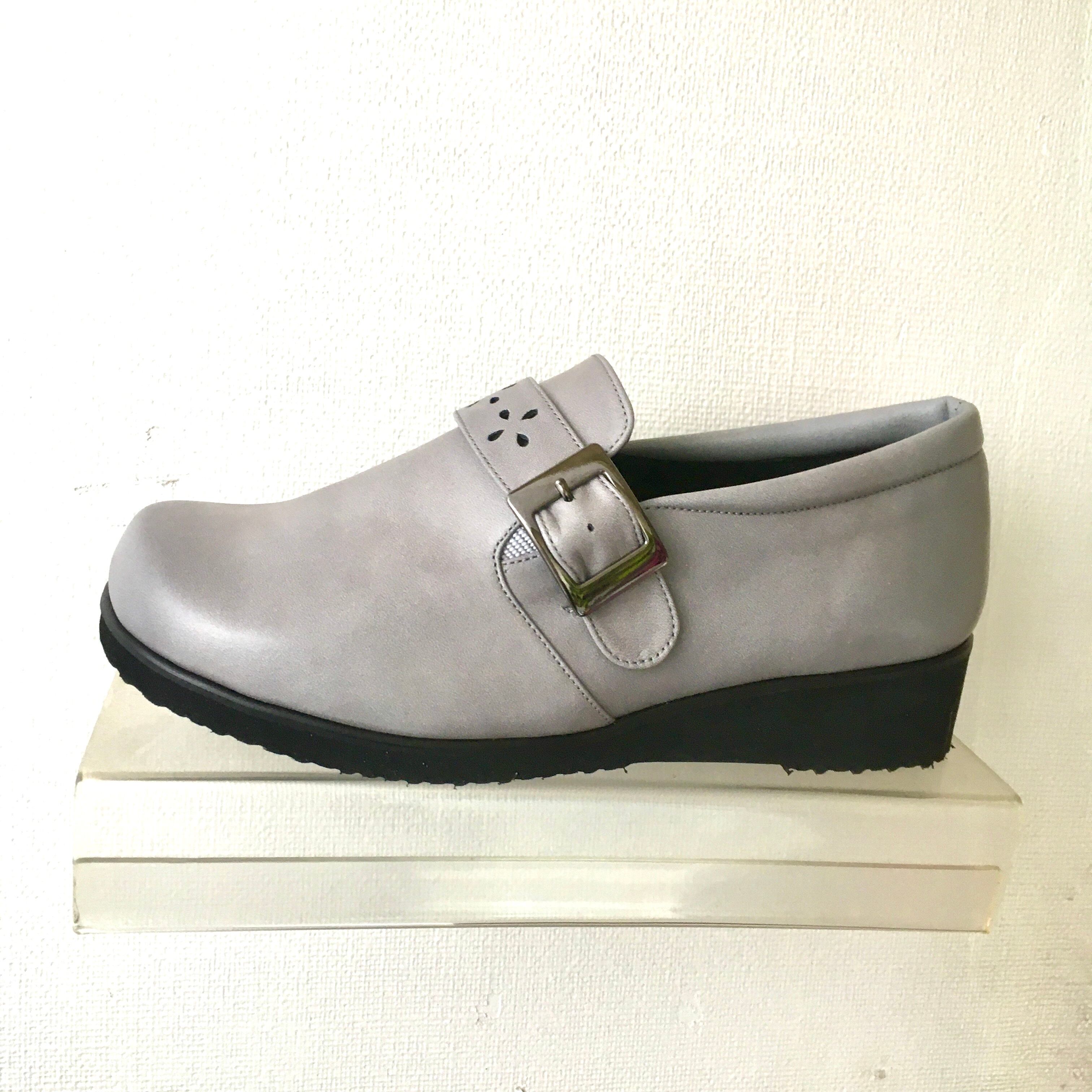 パンチングベルトカジュアルシューズ