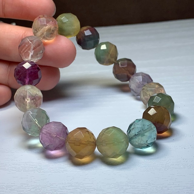 no1.多彩な変わった色合いフローライト・ブレスレット