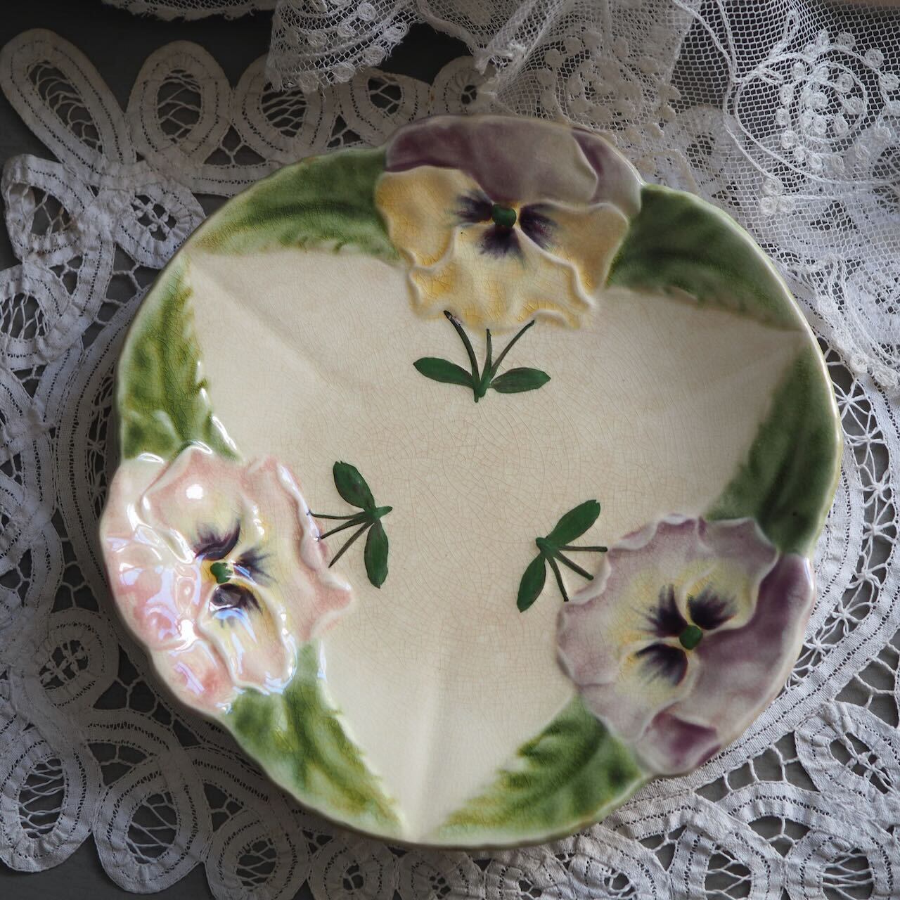 パンジーのバルボティーヌ皿 ショワジー・ル・ロワ HB & Cie 1900年前後