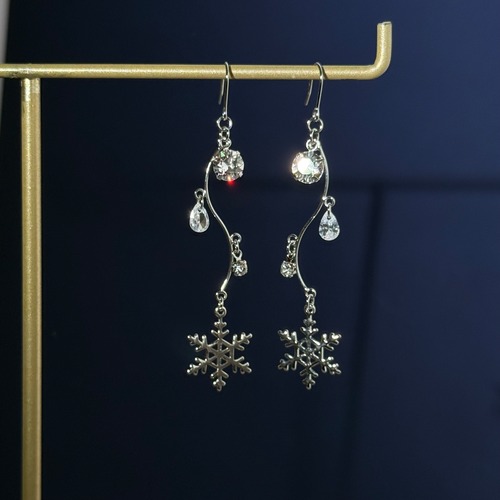 凛と輝く冬の結晶ピアス／イヤリング イヤーカフ　クリスマス
