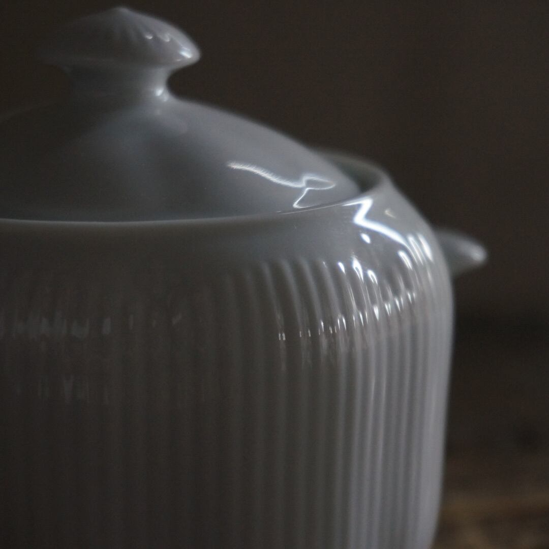 古い国産の陶器シュガーポット
