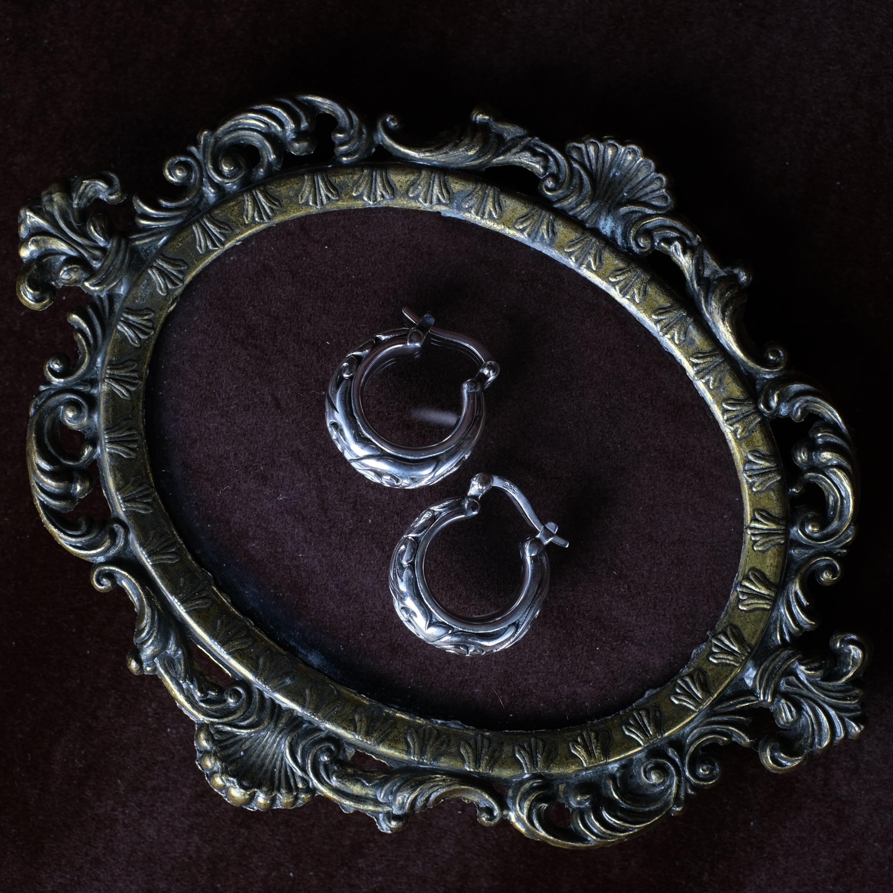 シルバー925 silver 唐草彫りフープピアス/軽研磨仕上げ/両耳 シルバー925 silver 唐草彫りフープピアス/軽研磨仕上げ/両耳 | envy