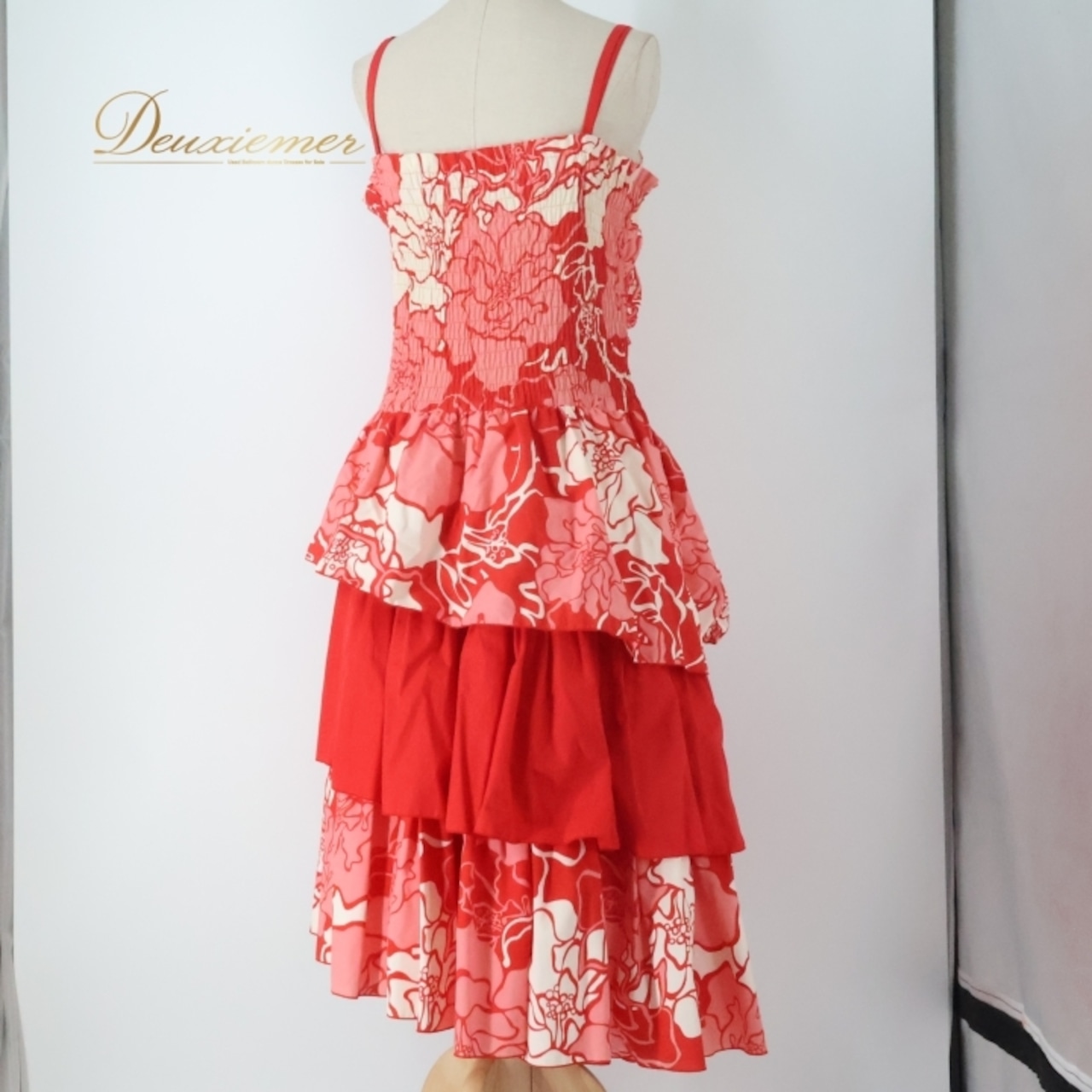 フラダンス 衣装 ワンピース ドレス レイアロハ レッド系 Lei Aloha 日本製 アシンメトリー フリル キャミソールドレス かわいい 華やか 鮮やか 明るい 赤 白 ハワイアン アロハ ハワイアンプリント フラ ダンス レッスン 練習 ドレスアップ