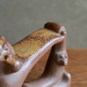 親子で仲良しな、陶器のサル