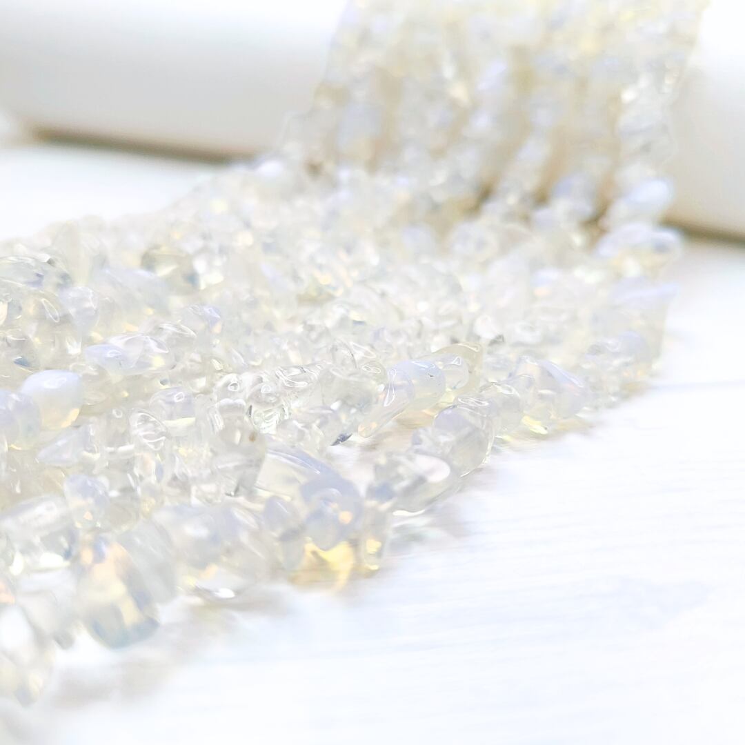 〈ロング1連〉シンセティックオパール ミルキークォーツ さざれビーズ 78~80cm 天然石 チップ ミニタンブル