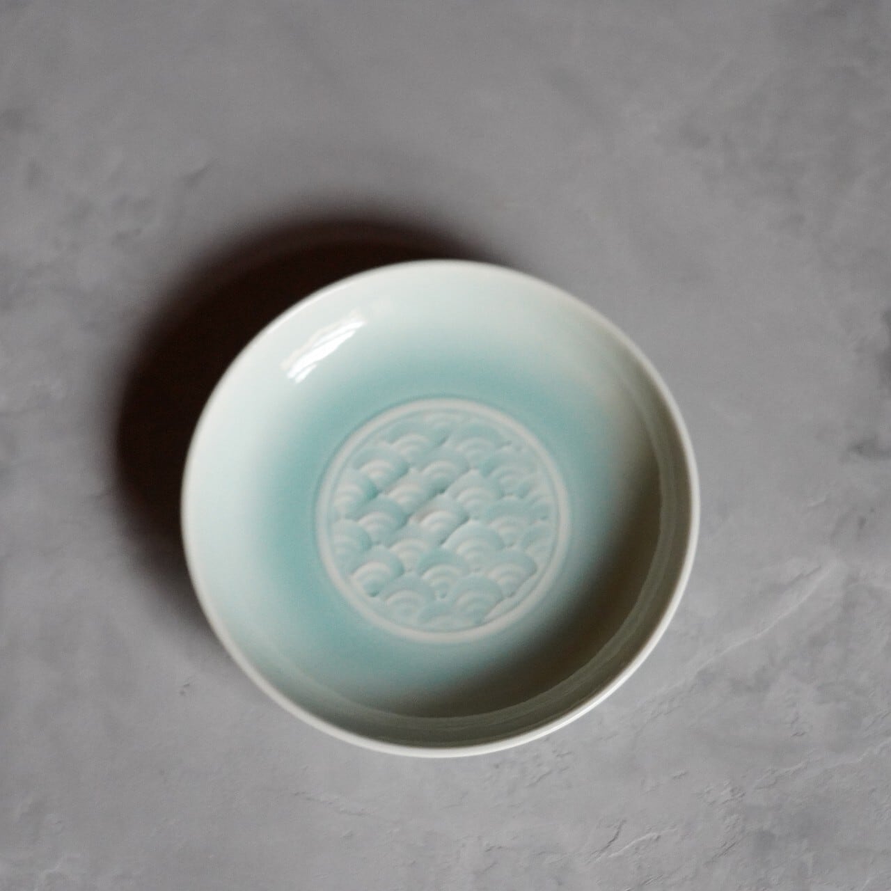 土井雅文】青磁印文小皿（青海波）18 | ろにせら ギャラリーと雑貨のお店