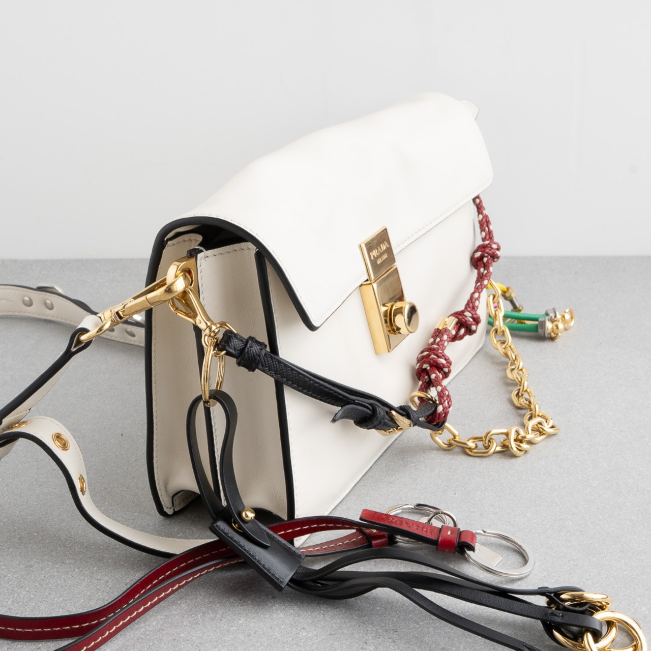 プラダ チャーム付 ソフトサウンド スモール ホワイト レザー AW25