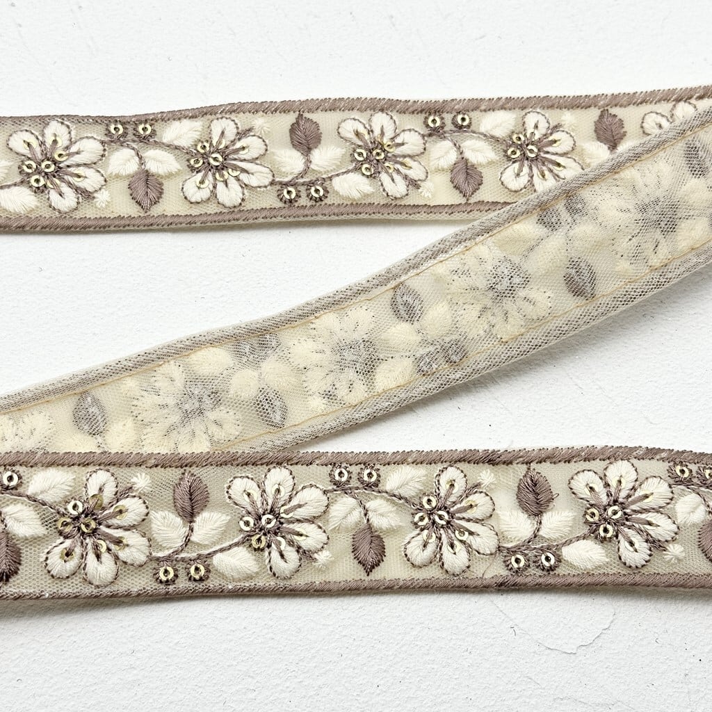 ロゼット [モカベージュ]インド刺繍リボン 1536 | インド刺繍