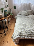 《中綿入りキルト＆クッションカバーセット》　ひらひらキルト　シングルサイズ　 癒されセラドングリーンのお花デザイン