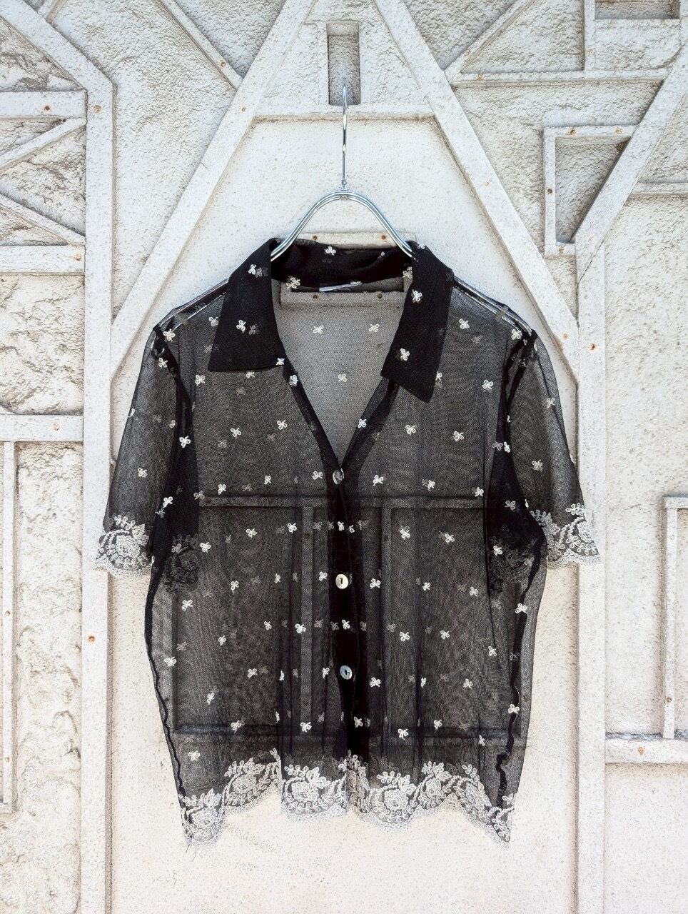 "FLOWER EMBROIDERY" cropped sheer shirt