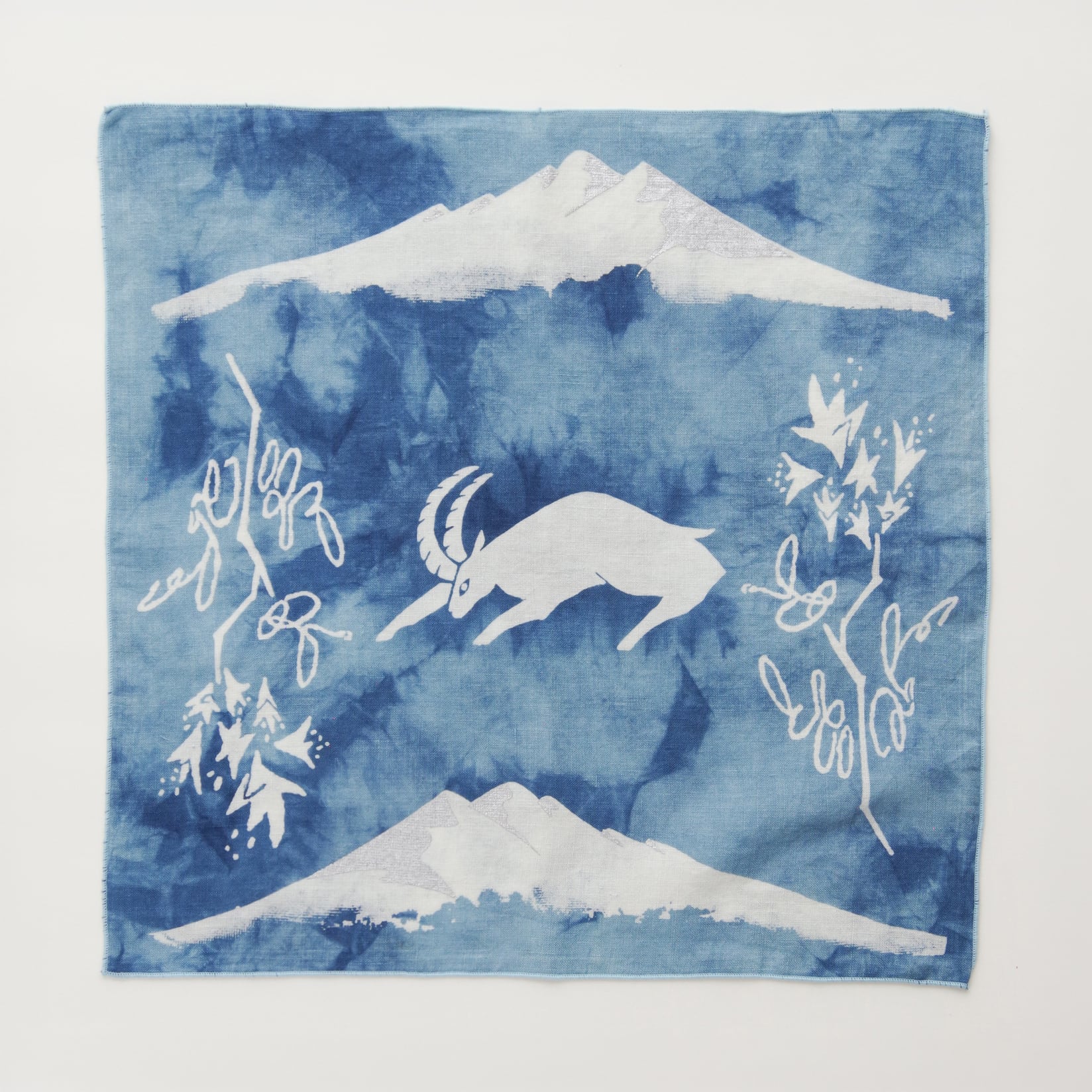 旅する窓辺のハンカチーフ「雪山を生きるアイベックス」 藍染屋ほうね