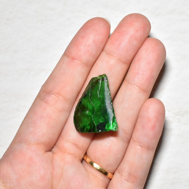 虹入り インドネシア産アンダラクリスタル原石 エメラルドグリーン B