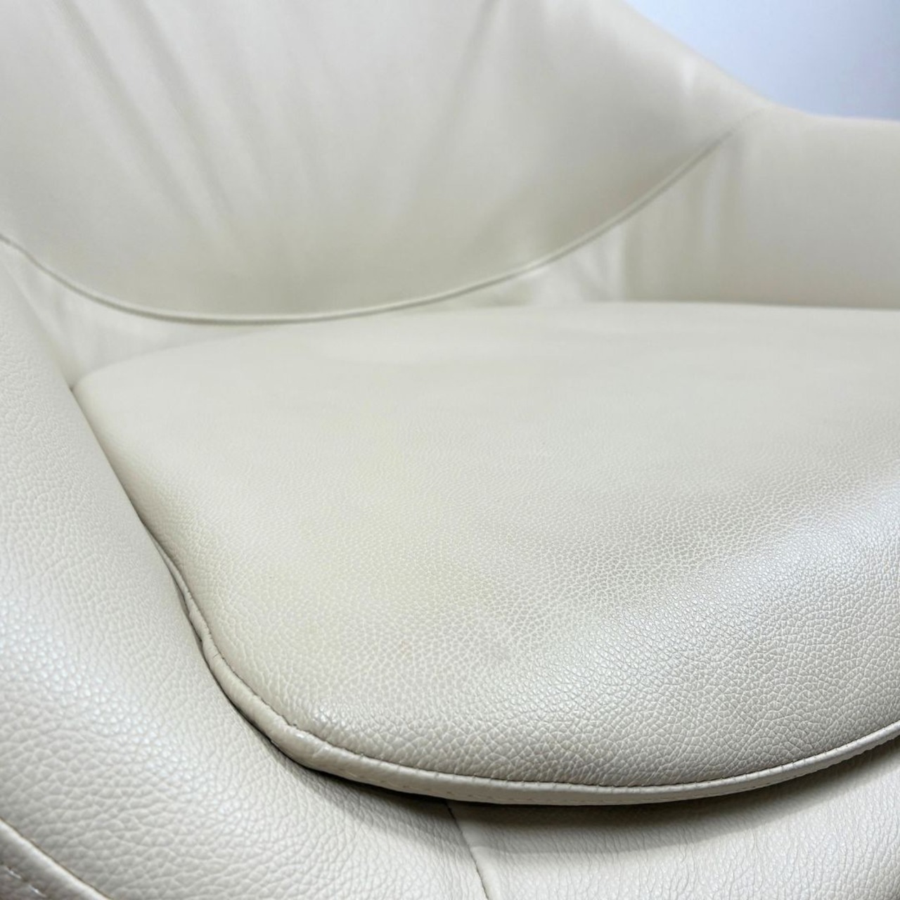 Cassina 315 EXORD PRO カッシーナ 315エクソードプロ ラウンジチェア 回転いす 本革 デザイナーズ家具 モダン ベージュ系【中古】【300サイズ】