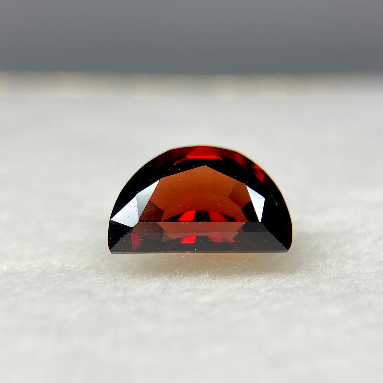 [お取り置き]半月のスピネル 約7.8mm*4.8mm*3.5mm r-0508