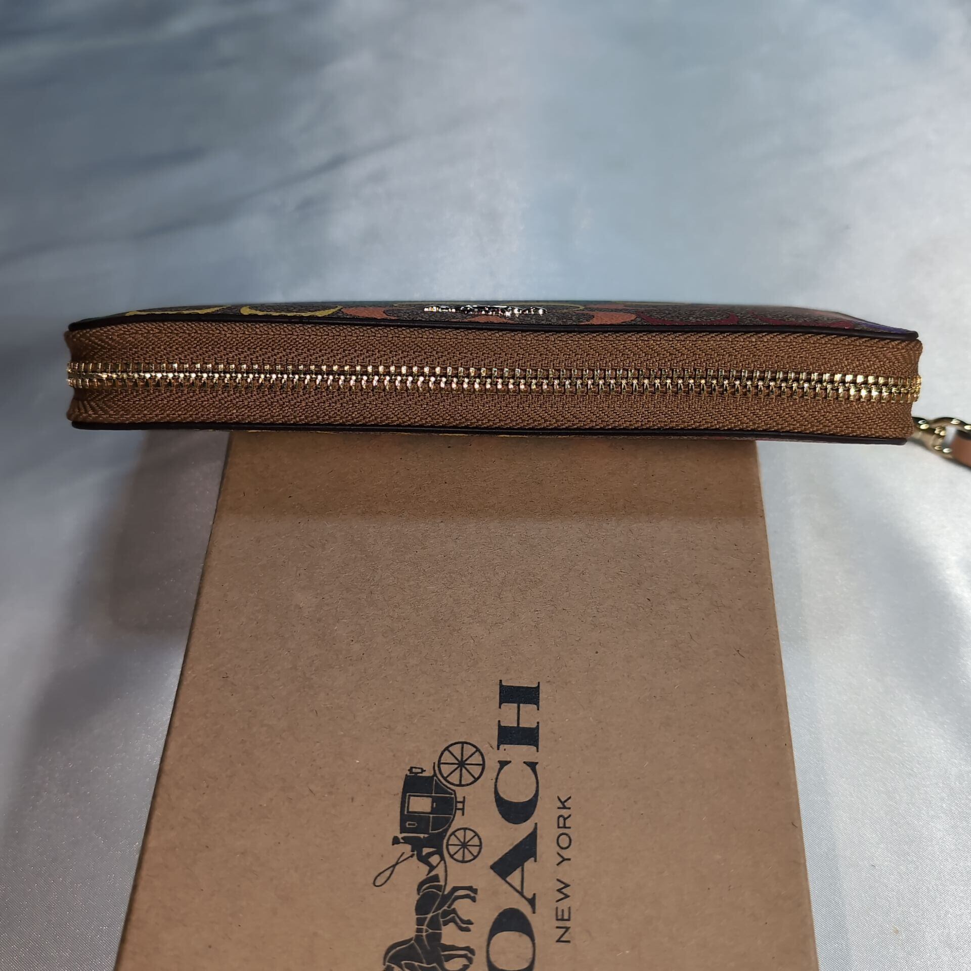 【極美品】COACH シグネチャー レインボー ラウンドジップ 長財布 男女兼用 コーチ(COACH)|レインボーシグネチャーラウンドジップ長財布|【ハード
