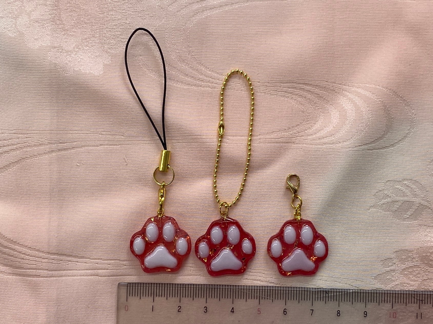 送料込】レジンの肉球チャーム | ジョイカンパニー