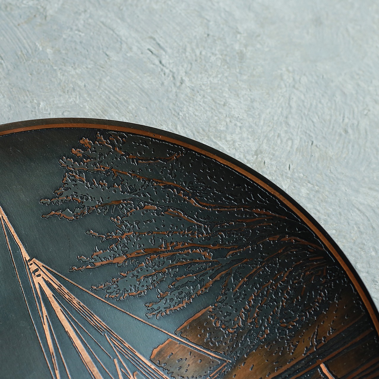 チリから届いた、優雅なボートが美しい銅のプレート