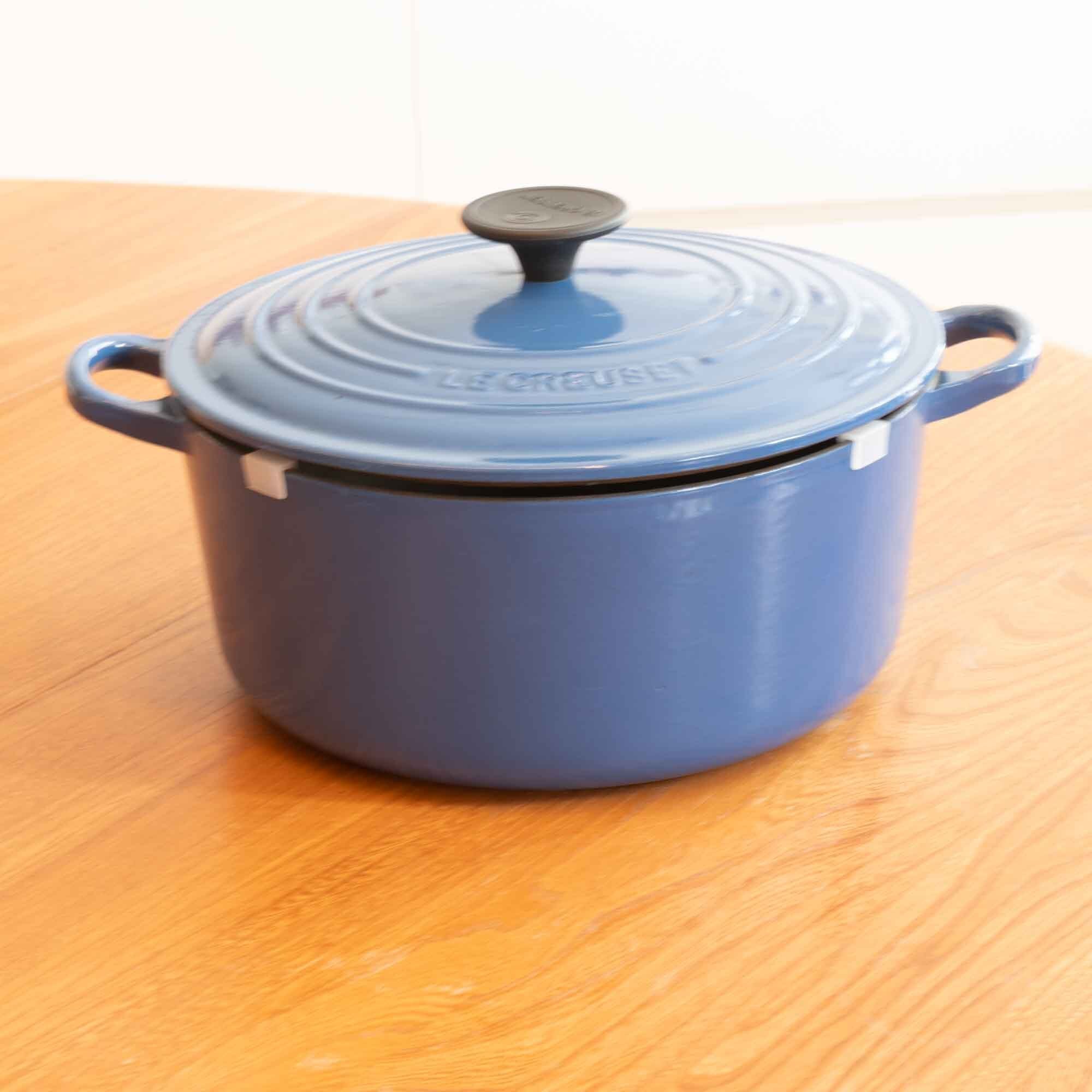 ビンテージ　ル・クルーゼ　LE CREUSET ココットロンド　ブルー　サイズ２4　新品・未使用品です。