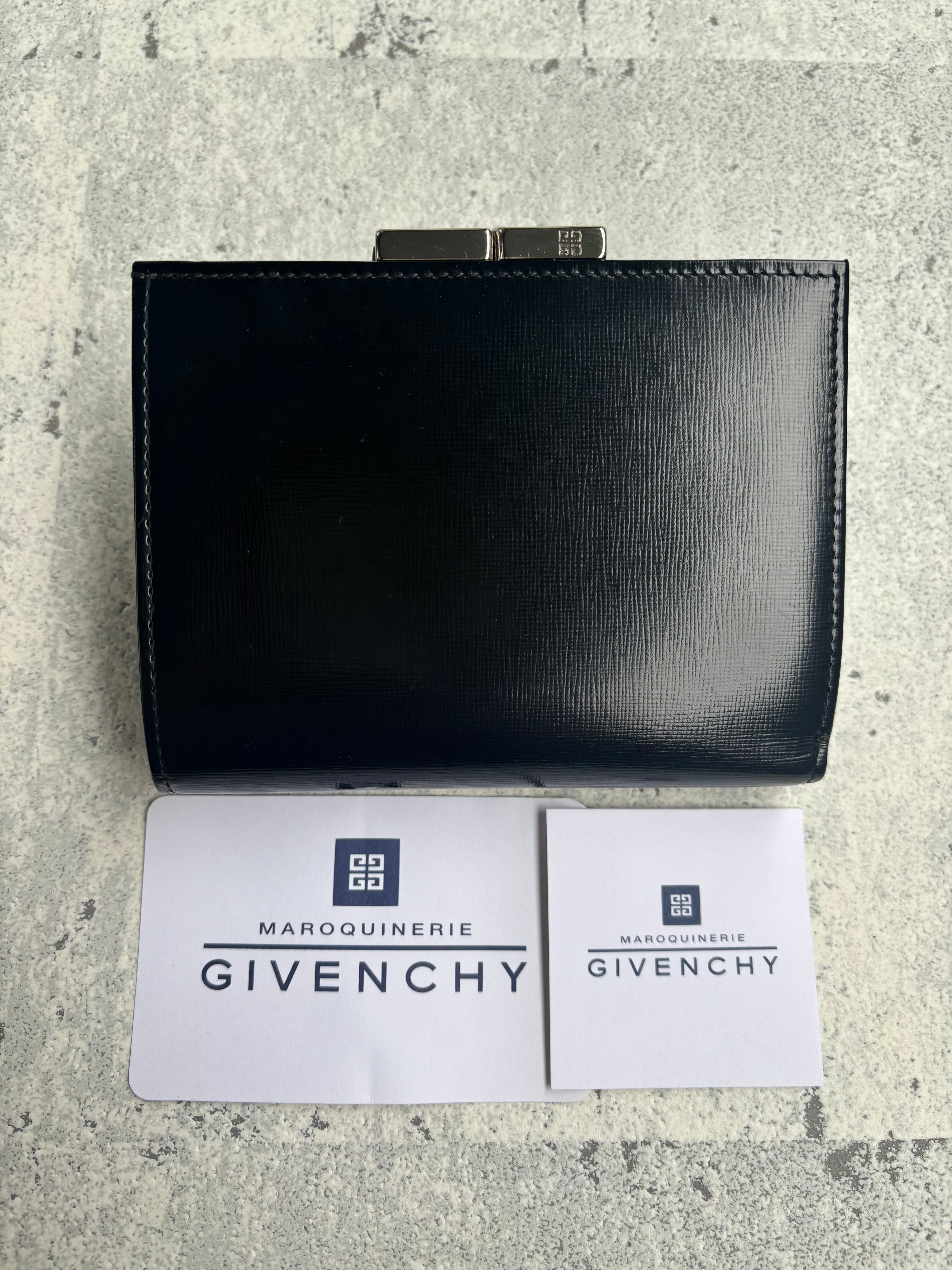 ジバンシー ビンテージ レザー がま口 財布 ブラック GIVENCHY ロゴプレートフラップ がま口財布 ブラック | Petit luxe Vintage
