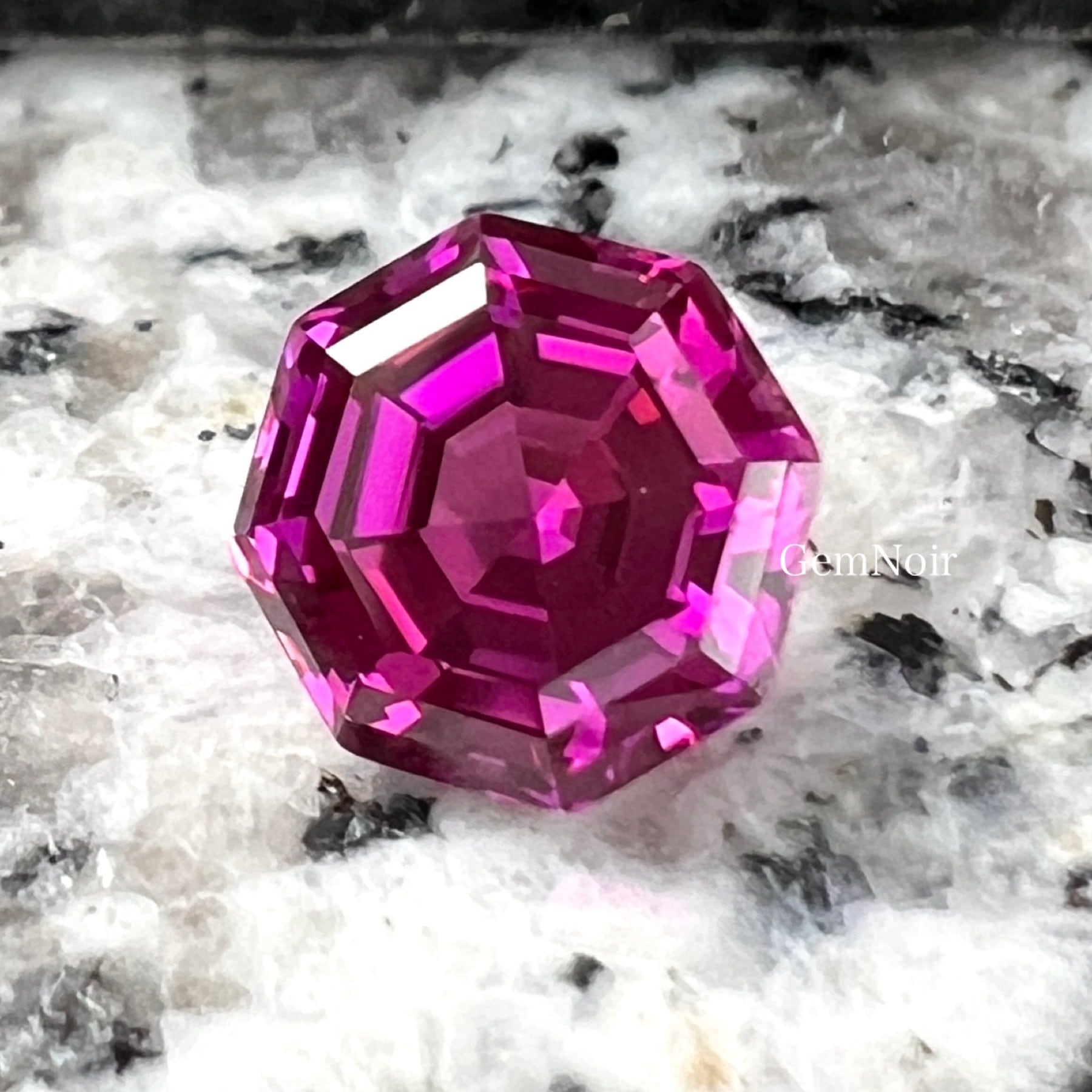 【ピンクの薔薇色】再結晶ピンクサファイア 末広がりの八角形のルース 誕生石