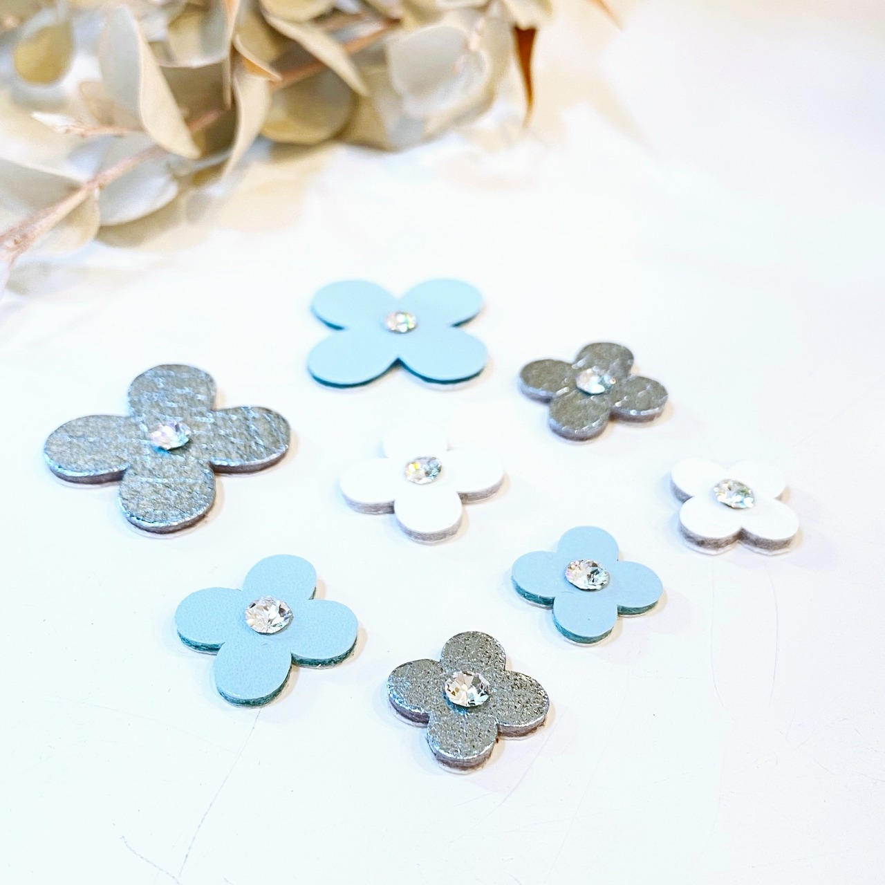 【人気レザーシール】クリスタル付クローバー花型8枚入（ブルーカラー） - 1