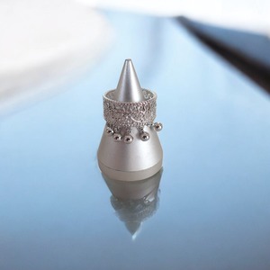 幅広 透かし彫り リング メタルボール 飾り付き フリーサイズ エスニック