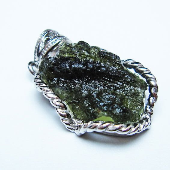 モルダバイト ペンダント 原石 ペンダントトップ メール便可 [M便 1/20] 199-404