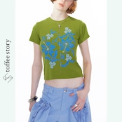 グラスグリーンに咲くブルーフラワーTシャツ 《B0006》