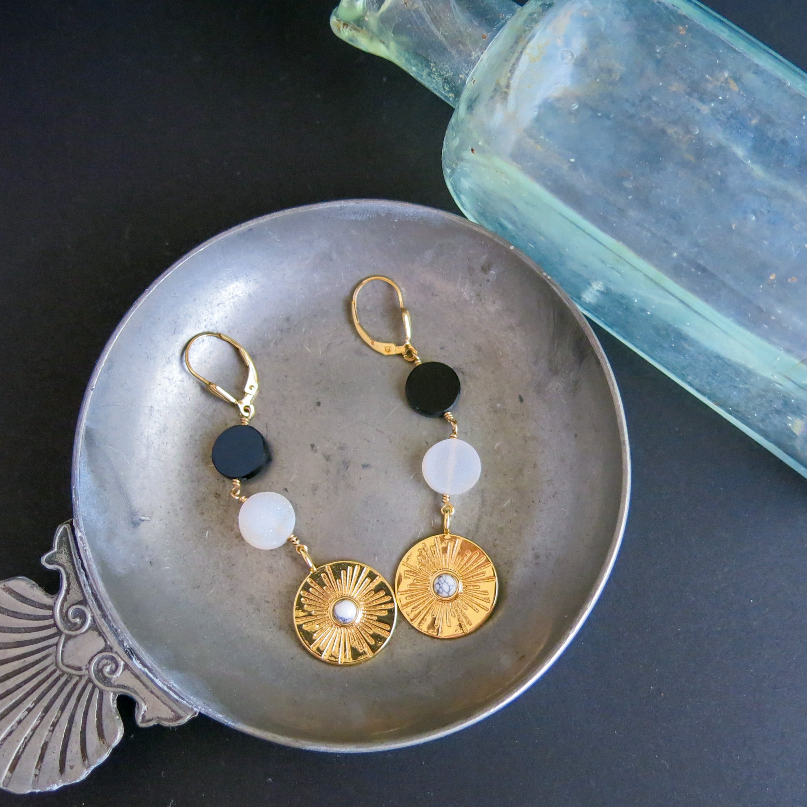 ハウライト付きサンチャームのオセロピアス