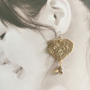 チュールモチーフとスワロフスキーのピアス