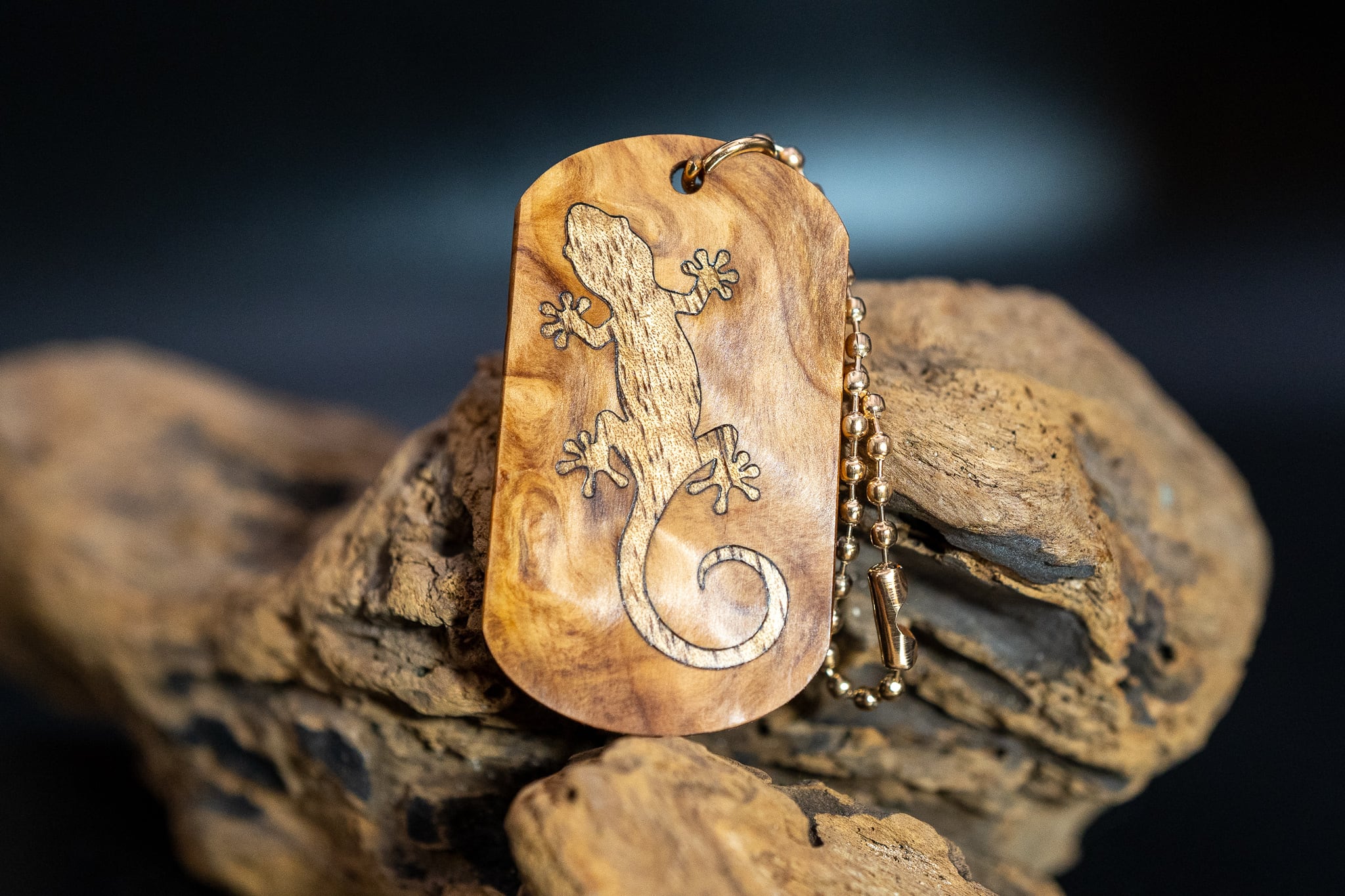 【日本が誇る銘木】杉 油杢 ドッグタグ 象嵌 木登りトカゲ