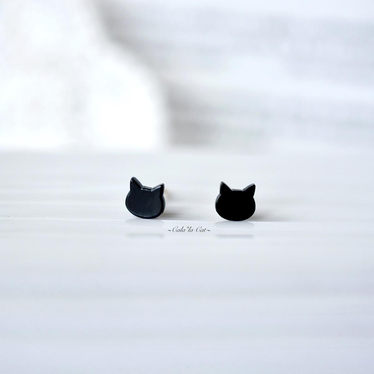 シンプルで可愛い黒猫モチーフスタッドピアス– デイリーアクセント 