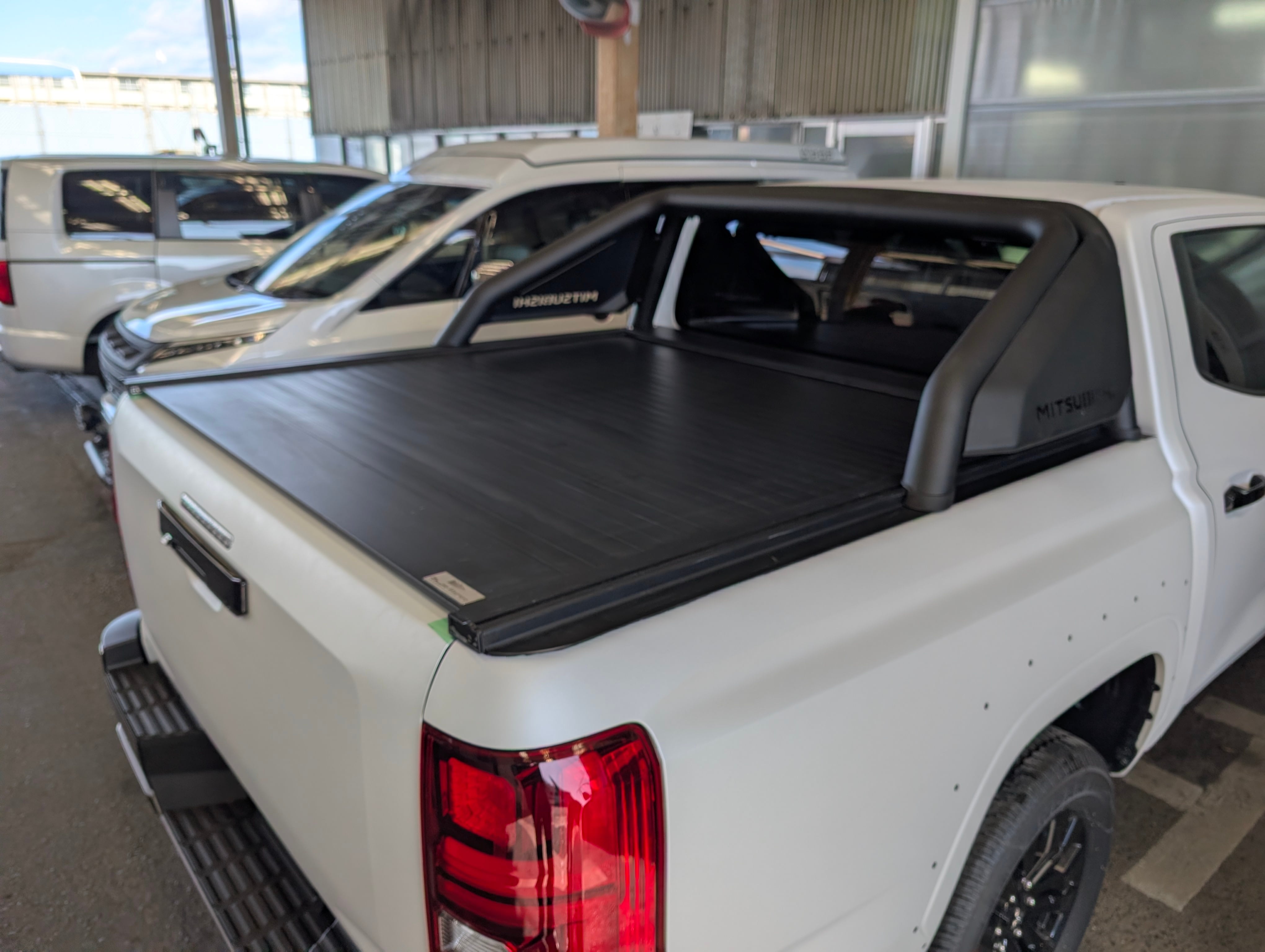 トライトン 純正 スタイリングバー 次回入荷時期未定】 MDF 新型トライトン 手動トノカバー＆純正スポーツ