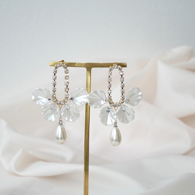 P123  ゴールド　クリスタル　ピアス　ウェディング　結婚式・成人式・卒業式　