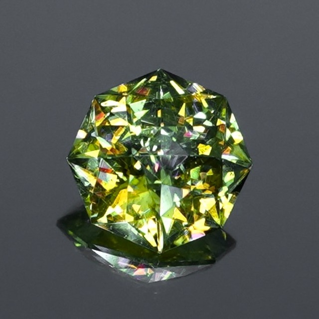 【Star Rose Cut™️ 】光を編む星、夜空に咲く 0.66ct 天然 スフェーン