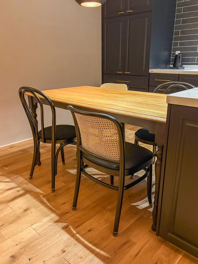 ホワイトオーク材ターンドレッグダイニングテーブル “極細スレンダー”(アンティーク調ろくろ足テーブル) W1400〜2400 4〜8人掛け 引き出し付きダイニングテーブル