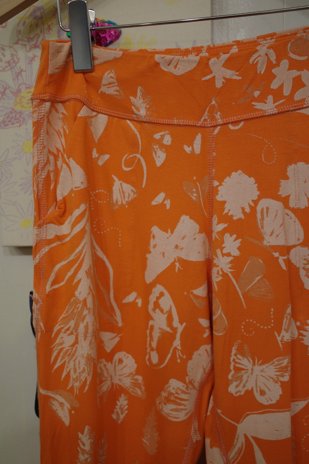 ポケット付きアラジンパンツ オレンジ/お花とちょうちょ柄 | juanadearco 